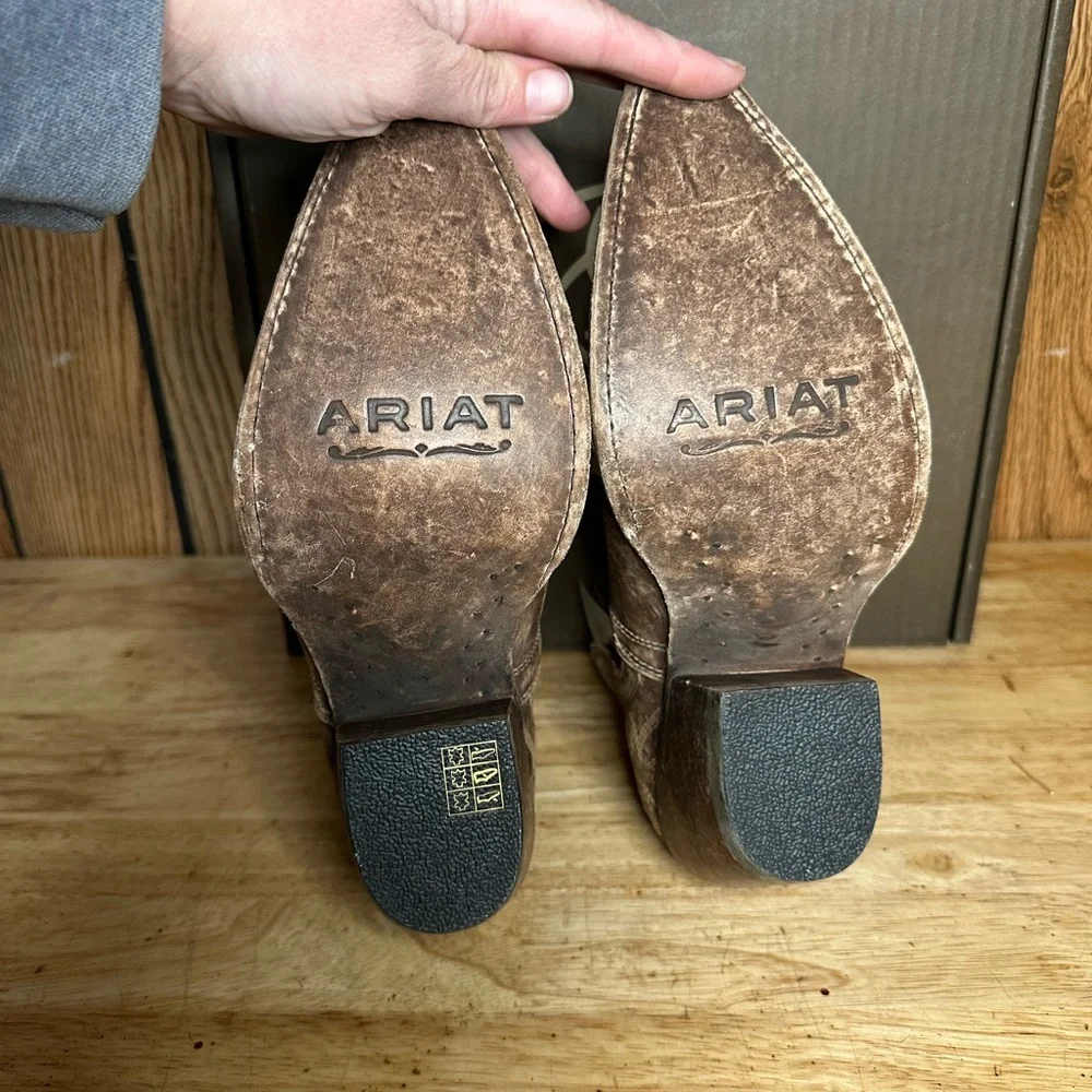 Ariat Dixon’s- Naturally Distressed Brown *NWT*